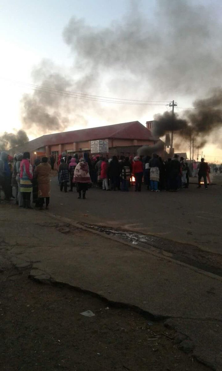 peterndoro's tweet image. As #Elections2016 keep rolling in, reports there has been some unrest in Ficksburg in the Free State #SABCelections