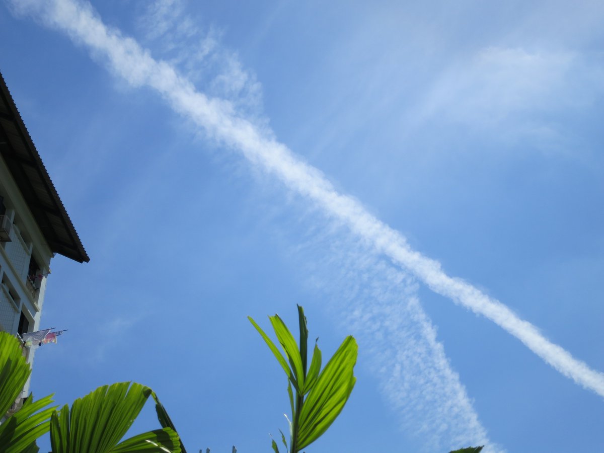 chemtrailsg's tweet photo. What are they up to? https://t.co/eYQXwuSs5w