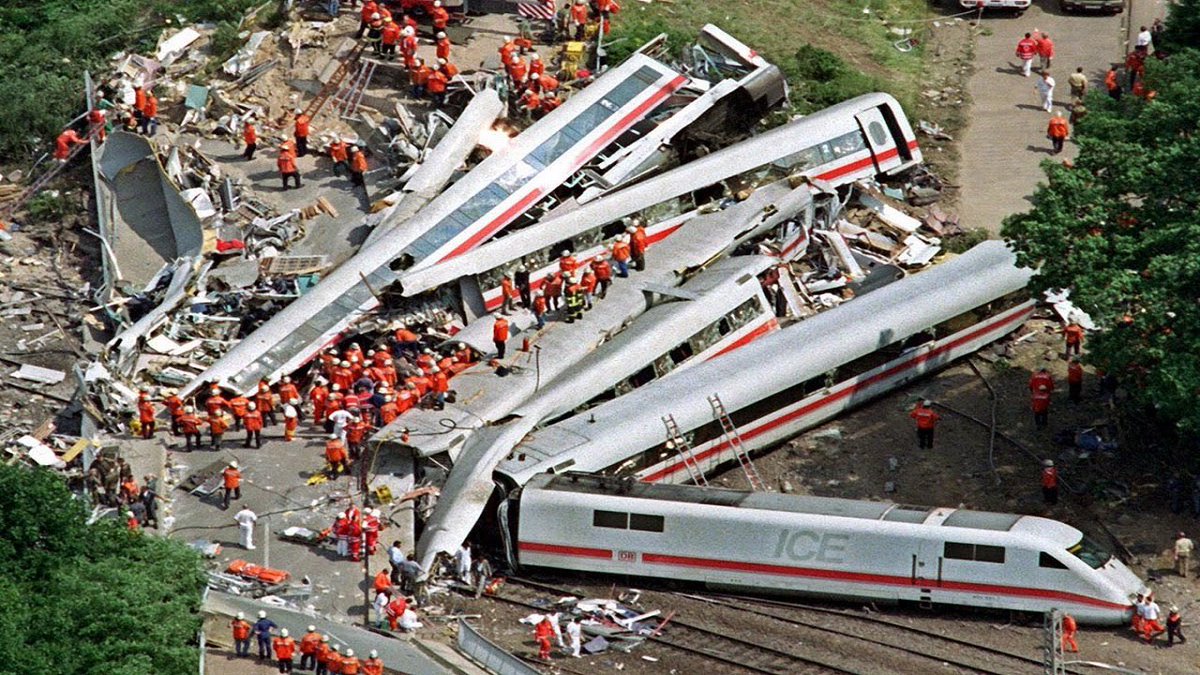 Boneyard_Poster's tweet photo. A live look in at the "Trump Train" #TrumpsterFire #DeadCampaign #DownDoubleDigits #HRCLandslide https://t.co/1BppWv4m01