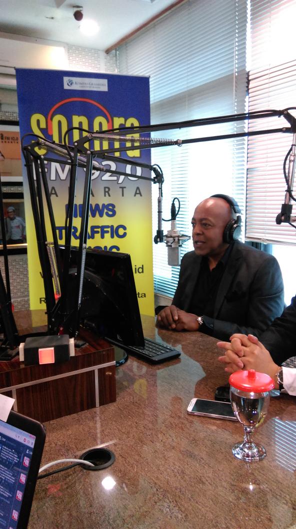 SonoraFM92's tweet photo. Here we go @peabobryson2 @SonoraFM92 &amp; #SonoraNetwork ..tune in until 11AM ,SMS/WA:0812.112.9200 @mnc_innoform https://t.co/vT2AgNO2ut