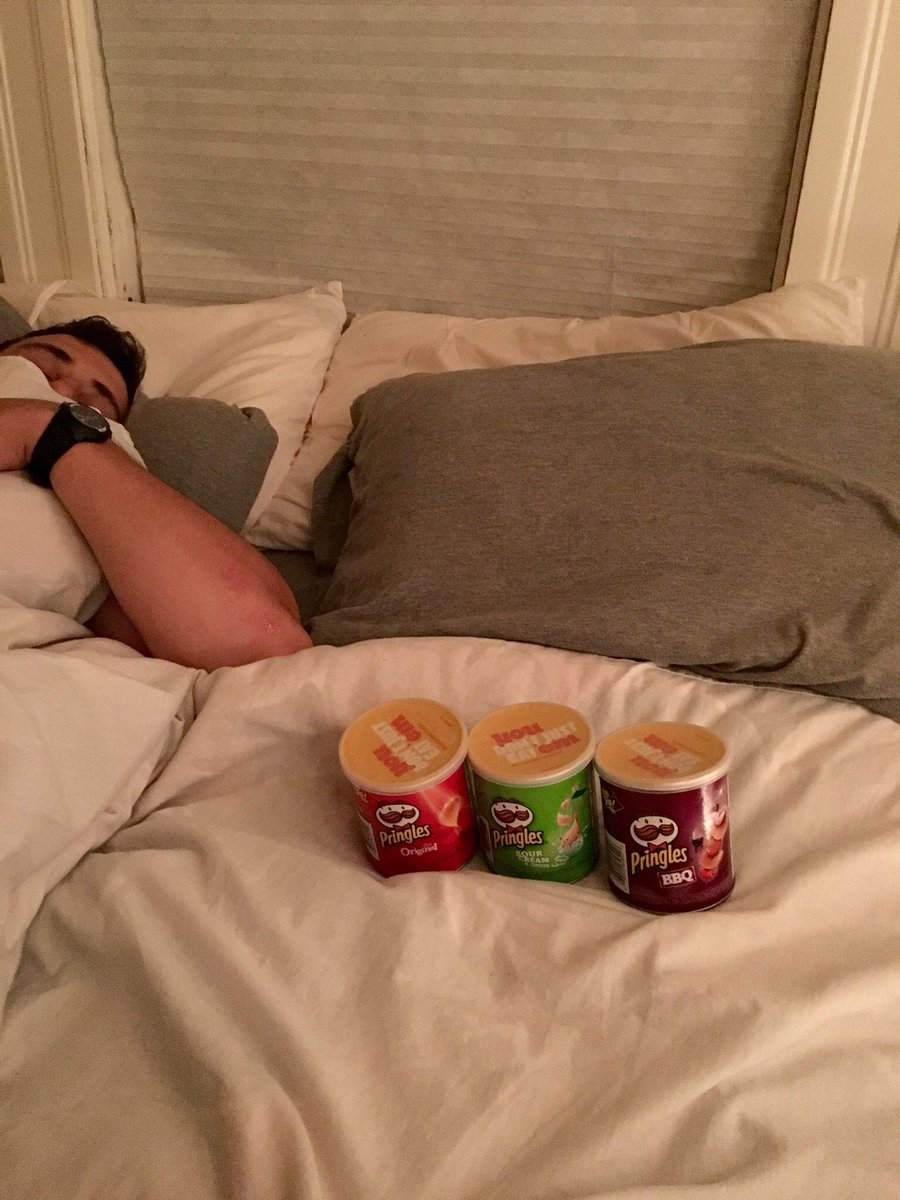 emilyrwhit's tweet photo. Told m@ I was craving Pringles and came home to thisππ #ifuckingloveyou #fat #somanycrumbs #inourbed https://t.co/gulHf9OhJv