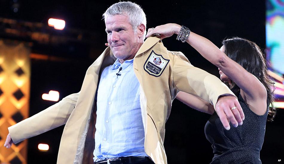 Canton full of #Packers fans as Brett Favre receives Gold Jacket.

📰: pckrs.com/l7jk

#FavreHOF #PFHOF16