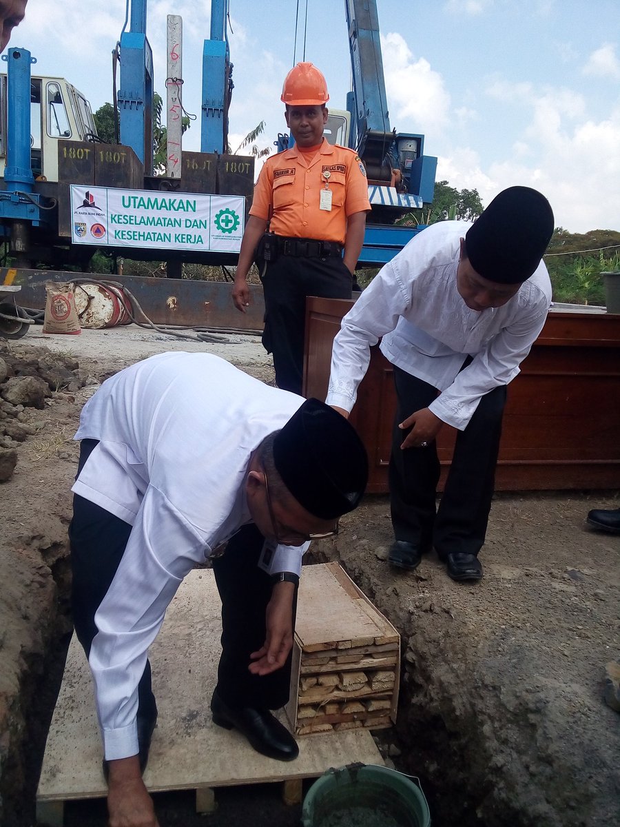 BPBD Kab Demak (@bpbd_demak) on Twitter photo Peletakan batu prtama pemb gdung kntr BPBD oleh Bupati Demak. <a href="/ganjarpranowo/">Ganjar Pranowo</a> <a href="/HM_NATSIR/">HM. NATSIR</a> <a href="/BNPB_Indonesia/">BNPB Indonesia</a> <a href="/bpbdjateng/">BPBD Provinsi Jawa Tengah</a> Peletakan batu prtama pemb gdung kntr BPBD oleh Bupati Demak. <a href="/ganjarpranowo/">Ganjar Pranowo</a> <a href="/HM_NATSIR/">HM. NATSIR</a> <a href="/BNPB_Indonesia/">BNPB Indonesia</a> <a href="/bpbdjateng/">BPBD Provinsi Jawa Tengah</a>