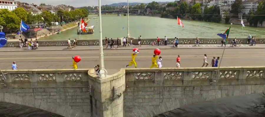 A3Noticias's tweet photo. Cuatro suizos vestidos de Pikachu lanzan 'pokeballs' contra quienes van jugando con la app ► https://t.co/i0SCHlIzl7 https://t.co/qOgifDOmxU