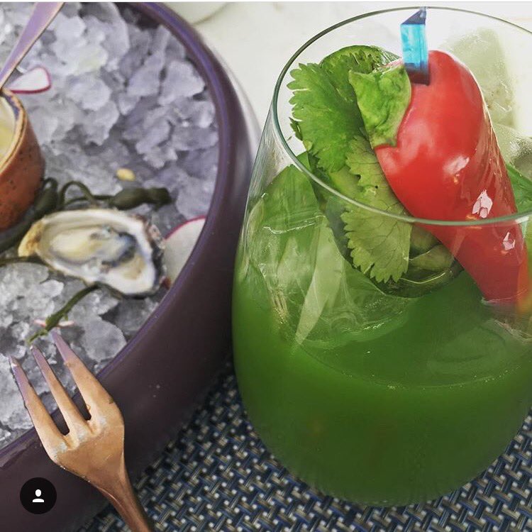 LaniPatterson's tweet photo. All my favorite things in one shot - cold pressed juice &amp; Tanqueray with a side of oysters! #DiageoRep #Tanqueray https://t.co/3zVpb4HTsk