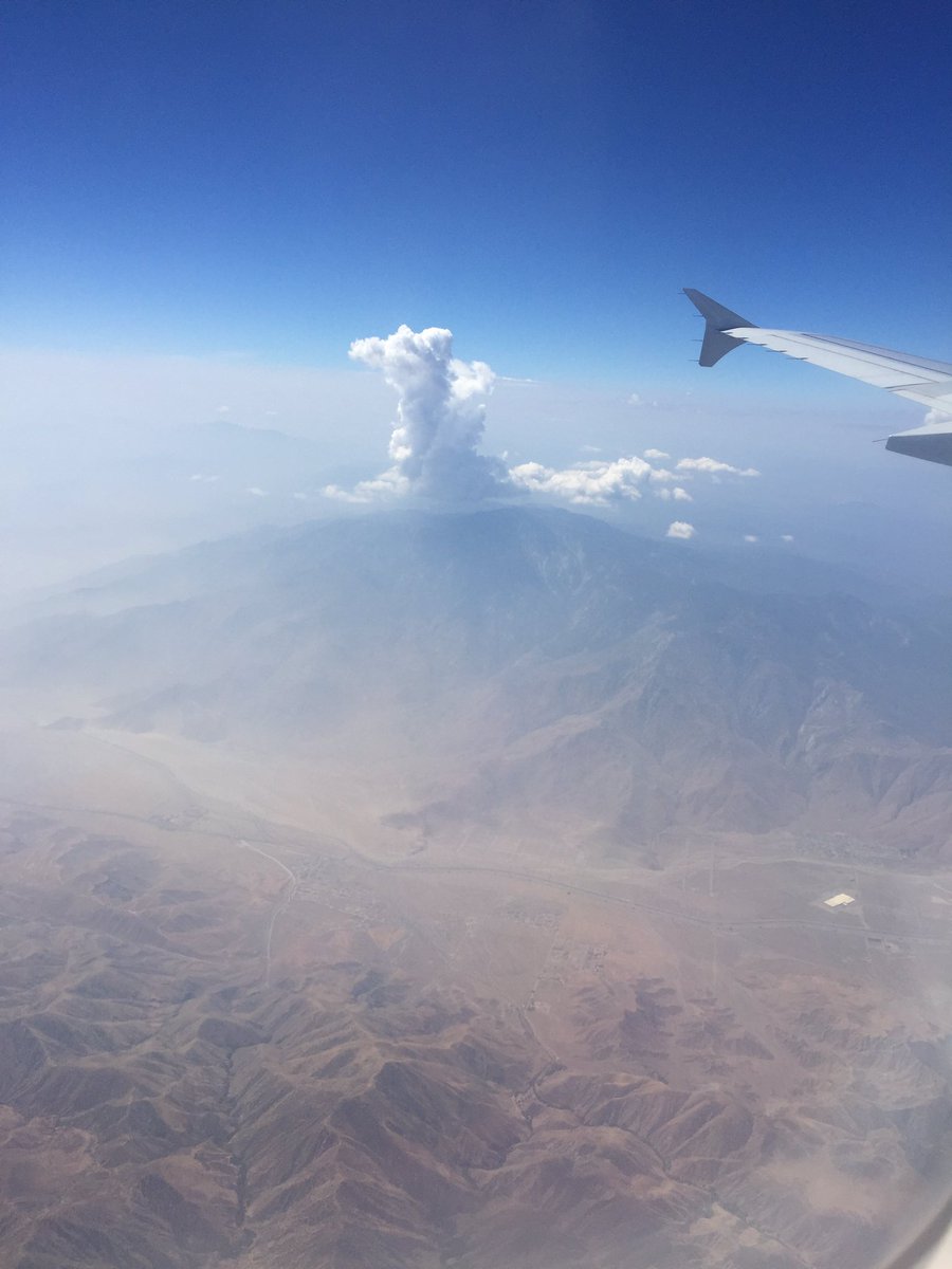 TelloXtrematic's tweet photo. Clouds looked like They were Bout To 🏃🏻✌🏾️LA for the  @vrlosangeles #VRLA 😂😎is going2be great #Xtrematic https://t.co/CNZPMeK6SJ