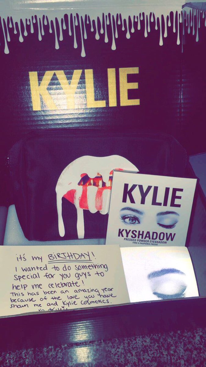 _ks22's tweet photo. @KylieJenner What a time to be alive >>>> #KyShadow &amp; limited edition makeup bag 😻 @kyliecosmetics 👏🏼 xo https://t.co/imQcRpqMXd