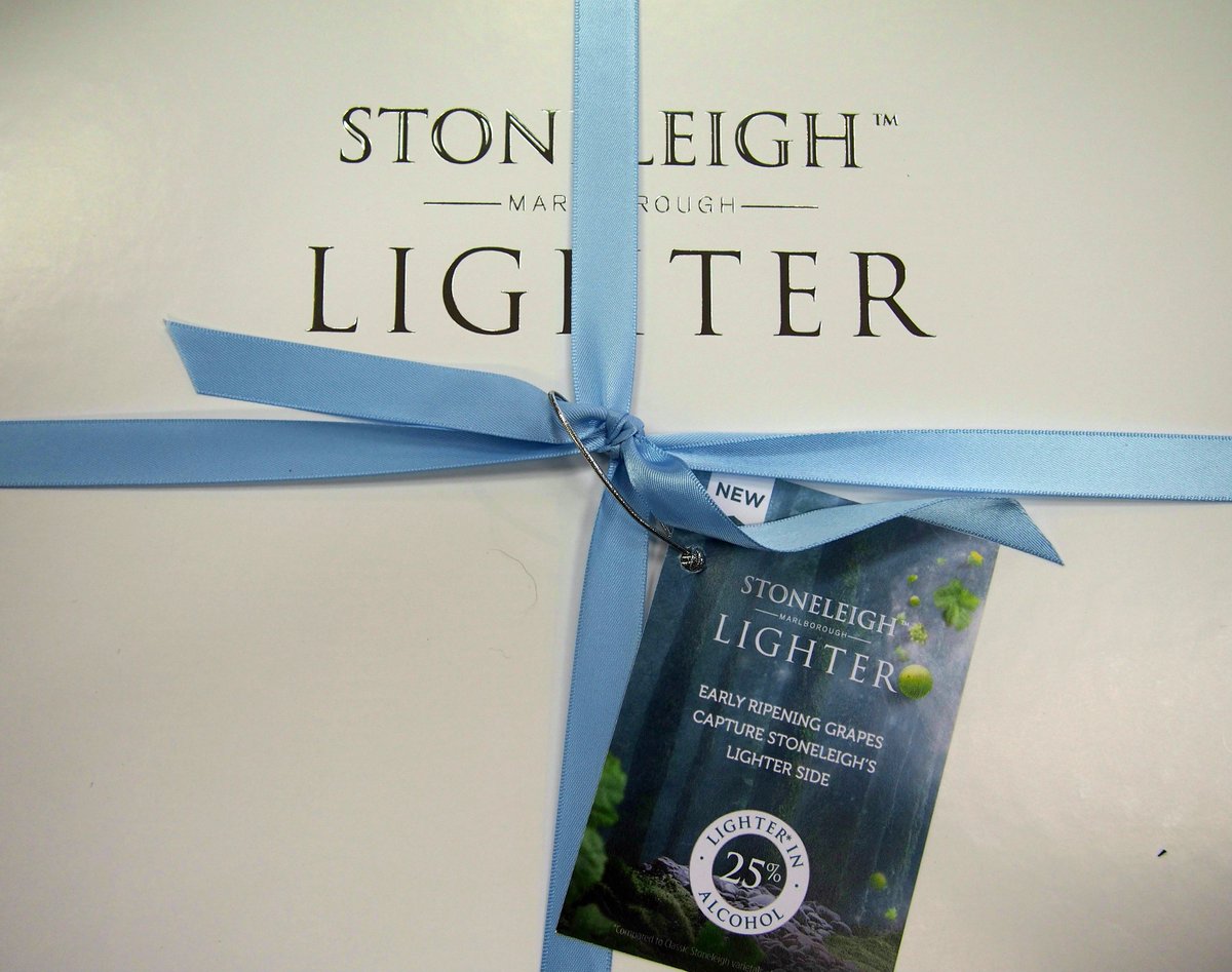 Thanks <a href="/flossiedotcom/">poweredbyflossie</a> for the AMAAAZING <a href="/StoneleighWine/">StoneleighWine</a>!! Bring on the weekend! #CelebrateEveryDay #wineoclock