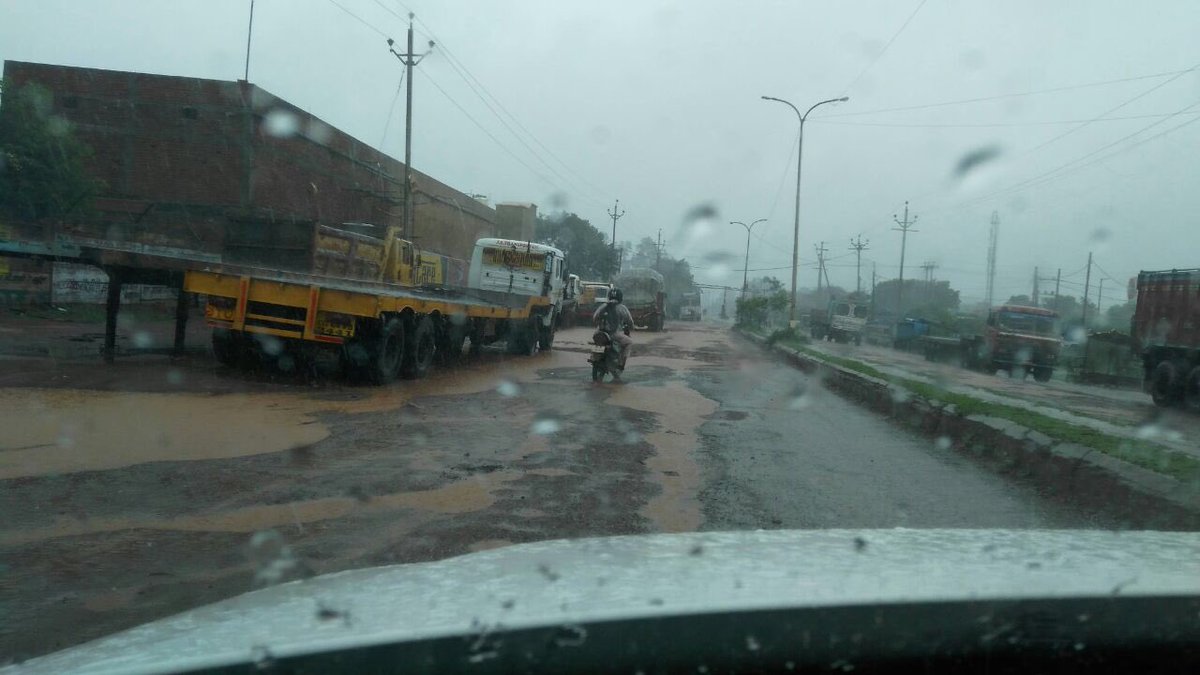 pkkced's tweet photo. @ChhattisgarhCMO pathetic road condition of industrial area Hathkoj Bhilai https://t.co/cH64RafB0F