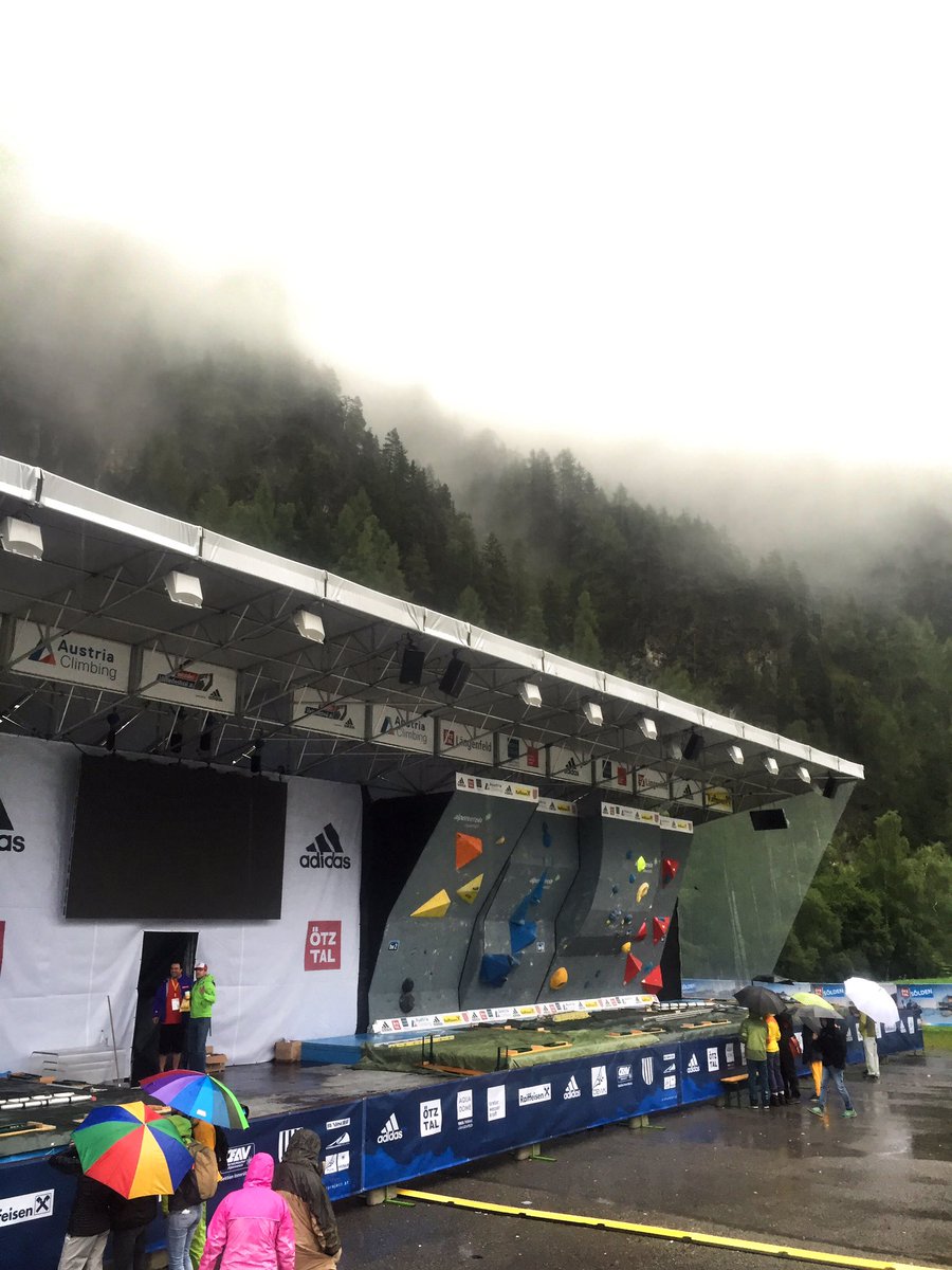mathieuceron's tweet image. Umbrellas needed today at the start of the woman's B qualification #EYCBlängenfeld @MedicortFysio @NKBV
