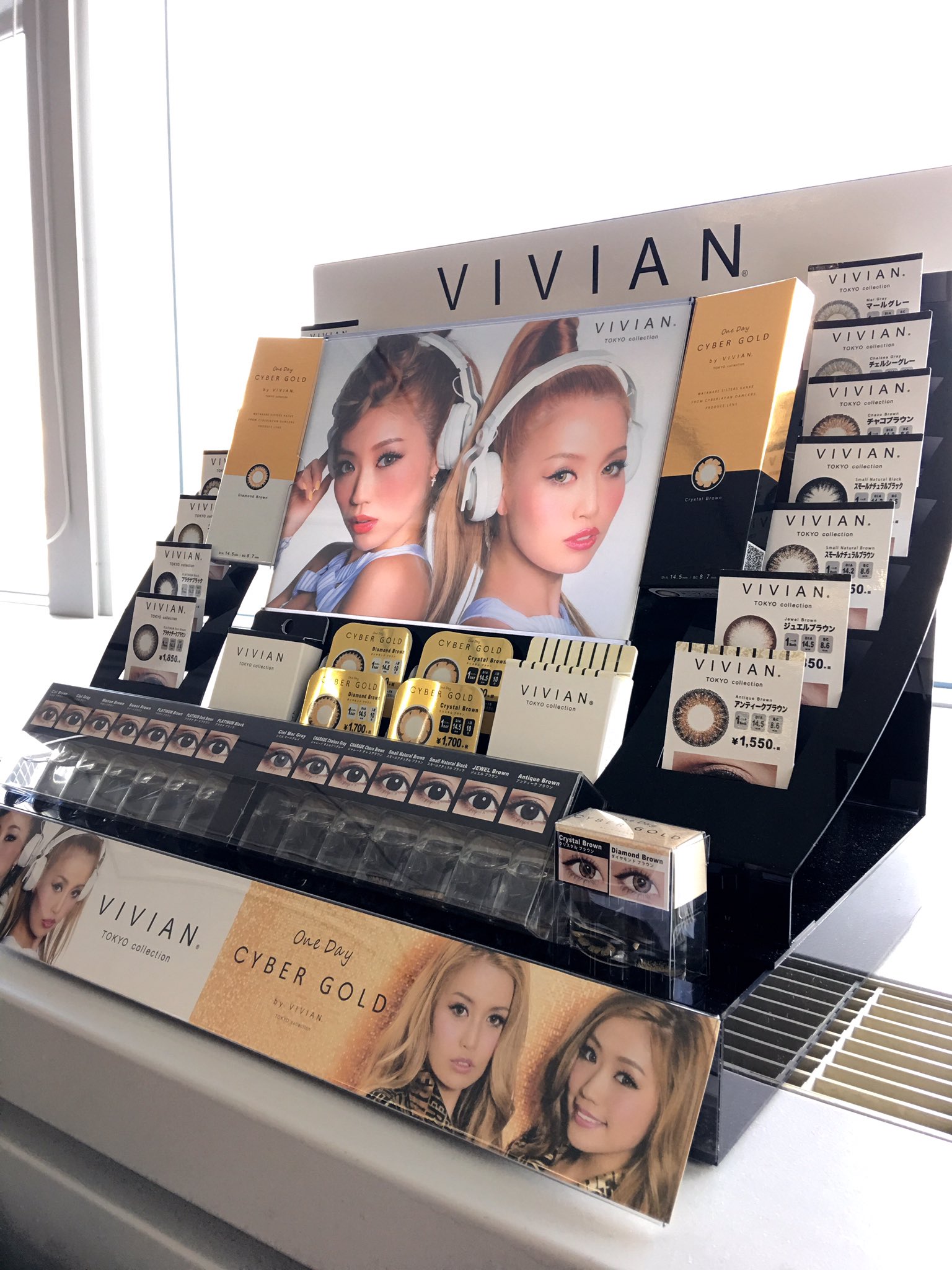 公式 カラコン ｖｉｖｉａｎ ワンデー と 1month の一体型と什器です ワンデーだけの 什器 とはまた違う印象の かなへぇ さんと かずへ さんですよ カラコン カラコンvivian 店頭 渡辺シスターズ T Co Rjyskt65p7 Twitter