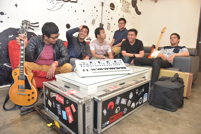 reviusID's tweet photo. "Menjadi Musisi di Akhir Pekan" dalam wawancara bersama @protocolafro berikut ini: https://t.co/w3PVuaYxI3 https://t.co/VUaIDMj9ky