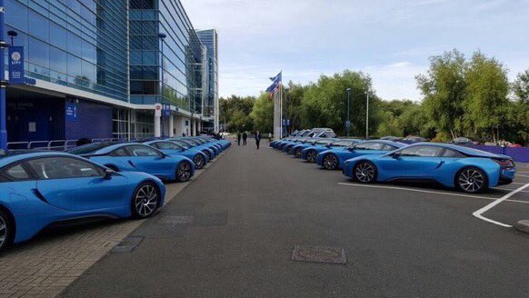Ben_Kultajalka's tweet photo. Leicesterin puheenjohtaja osti jokaiselle pelaajalle kulkuneuvot jotka olivat voittamassa valioliigan mestaruutta. https://t.co/Vk5SF5Px4Z