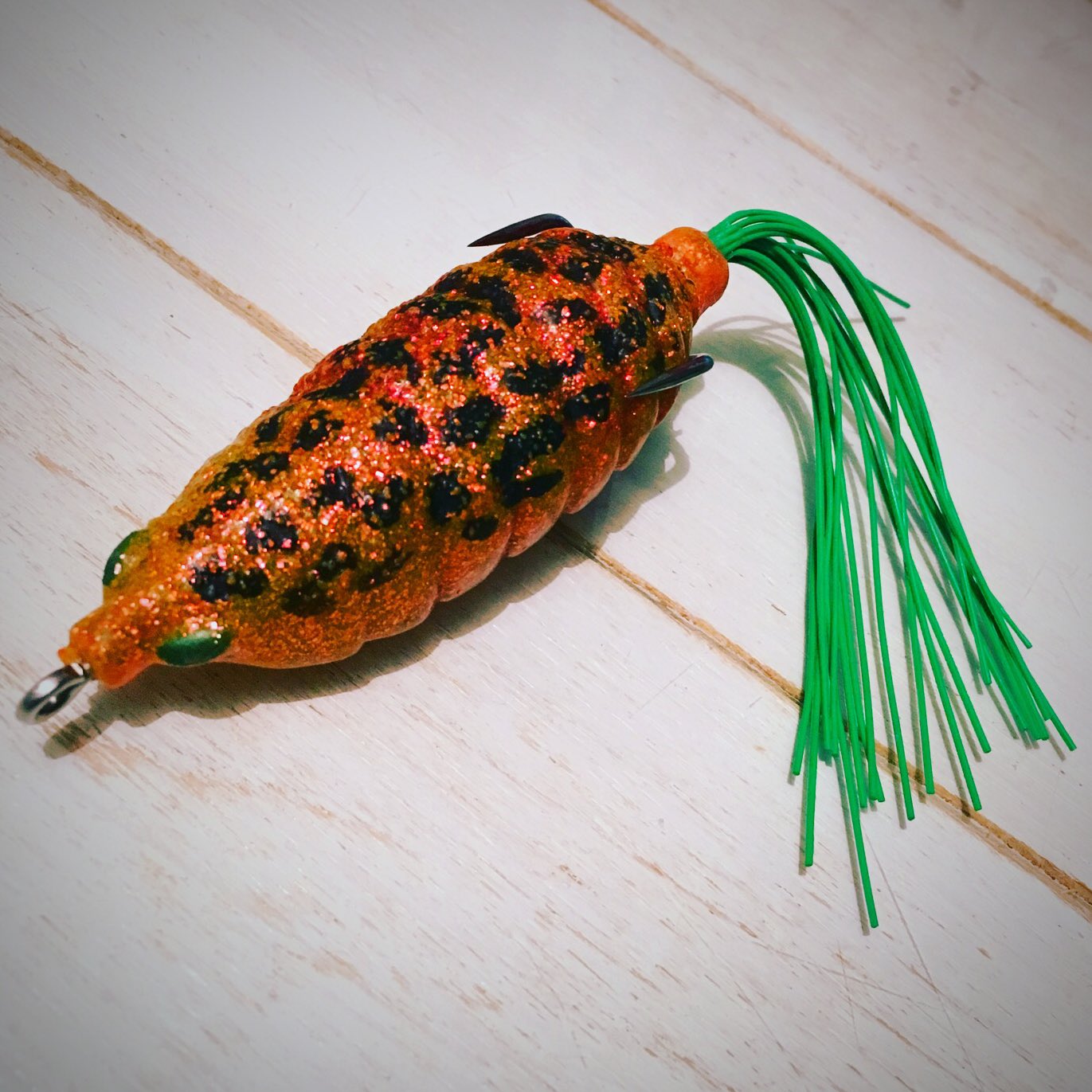 Harrly バグフロッグの尻尾のフェザーが雷魚に食いちぎられたので 余っていたラバーを取り付けた 動きはこちらのほうが良くなった 雷魚ロッドでも楽にドッグウォークできるので バスロッドなら神アクションになる かも 笑 T Co Tdthnc2kbq