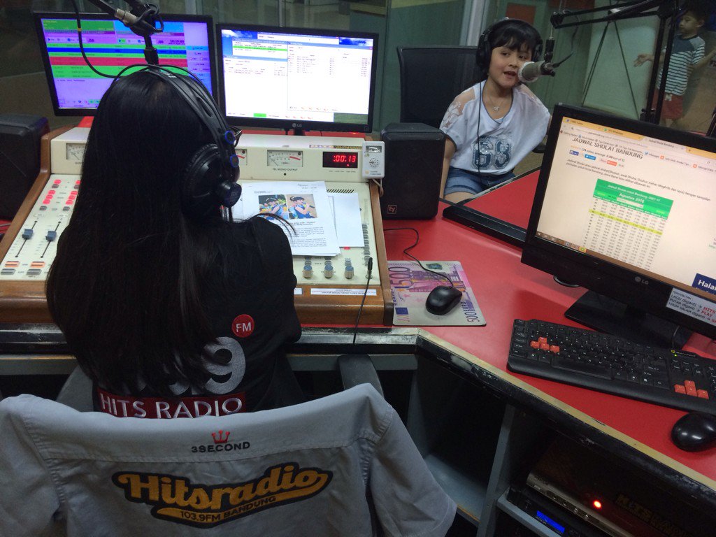 <a href="/official_thania/">Nathania Widjaja</a> sdh ada @Hitsradiobdg mrpkn radio ke-4 dlm rangkaian tour Radio Bdg, Semangat!!! ❤️
#DancingGoGoGo