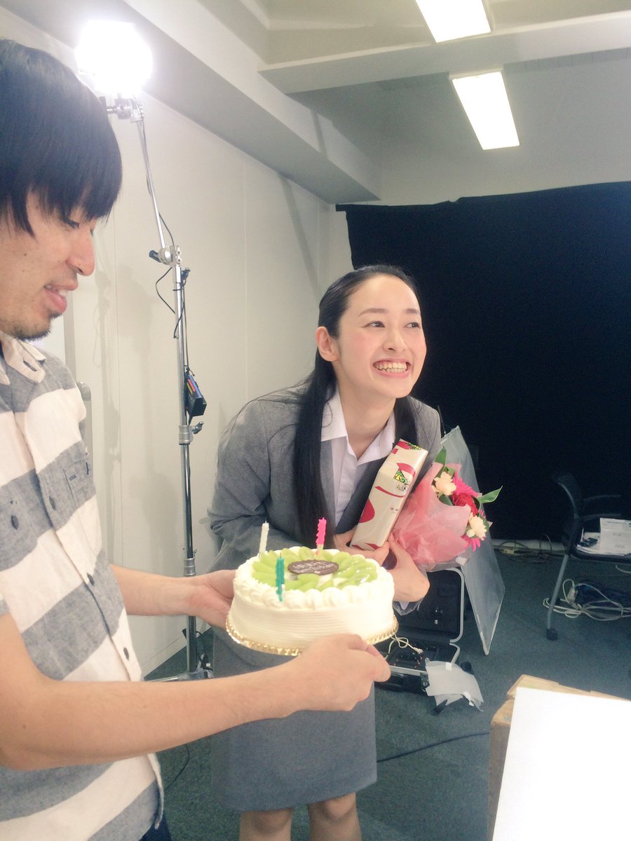 ট ইট র 小野綾子 Ono Ayako 今日は撮影終了後に誕生日ケーキと花束をいただきました 静岡県の会社のcmなのでうなぎパイも