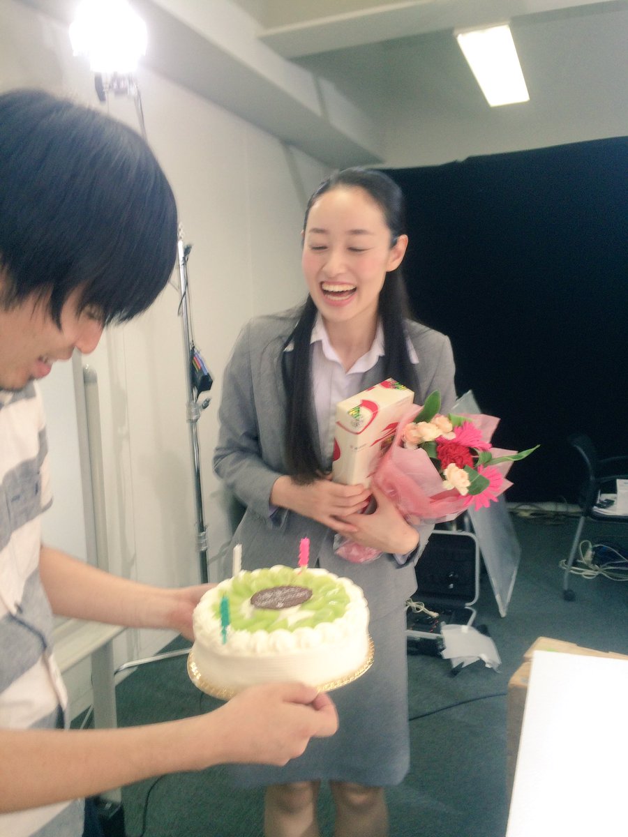 ট ইট র 小野綾子 Ono Ayako 今日は撮影終了後に誕生日ケーキと花束をいただきました 静岡県の会社のcmなのでうなぎパイも