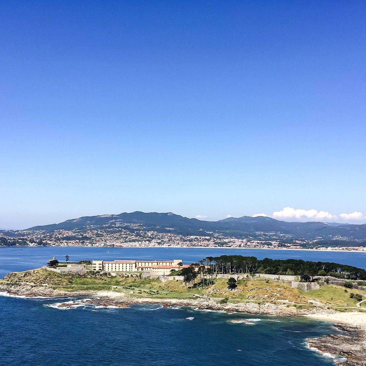 WalknLook's tweet photo. Espectaculares las vistas del Castillo y el Parador de #Baiona desde la Virgen de la Roca #WalkandLook https://t.co/Da8dvvD8lj