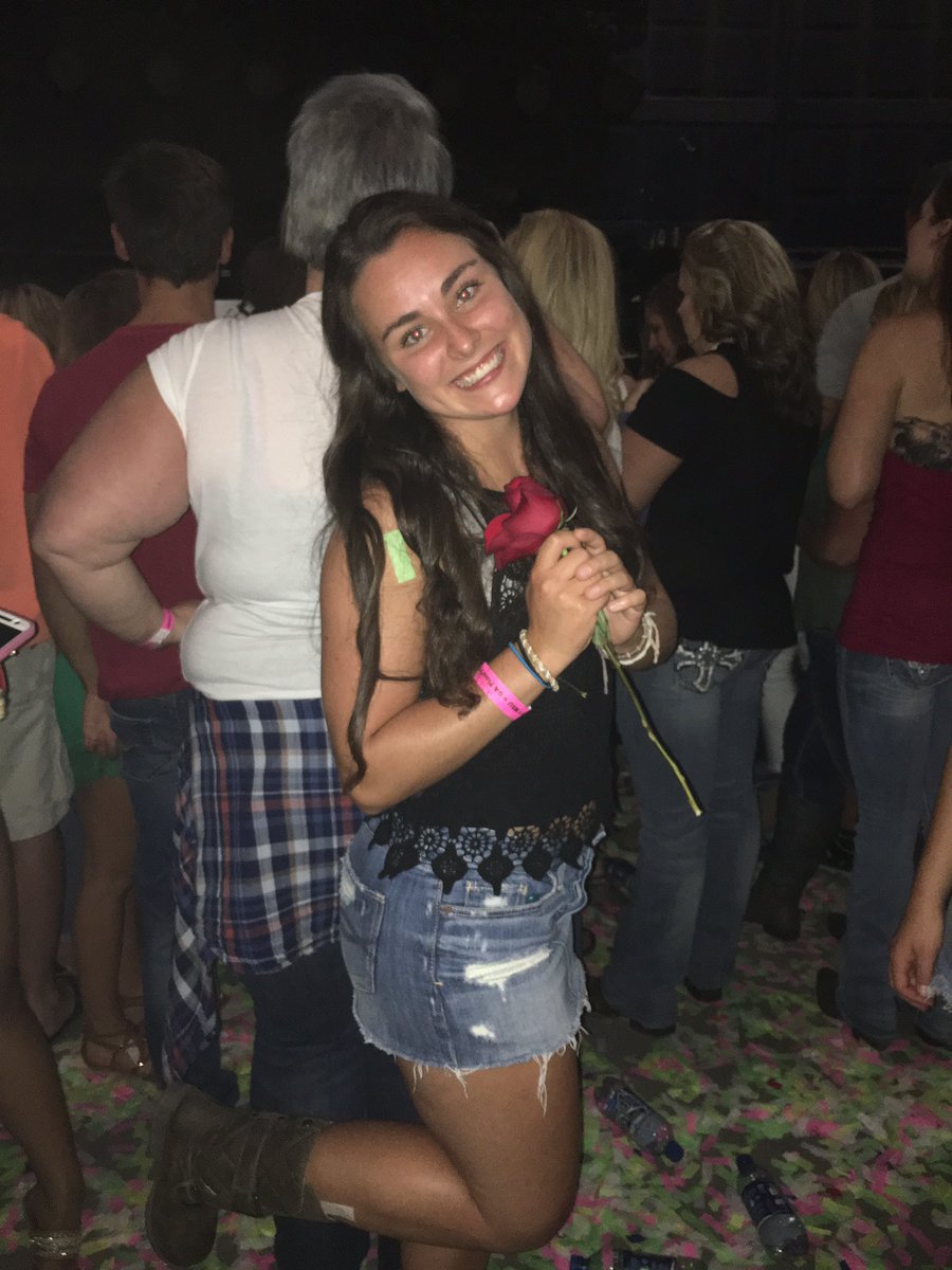 Brett Eldredge: "I'm drunk on your love, will you accept this rose?"
Annie: "uhh duh 🙃"