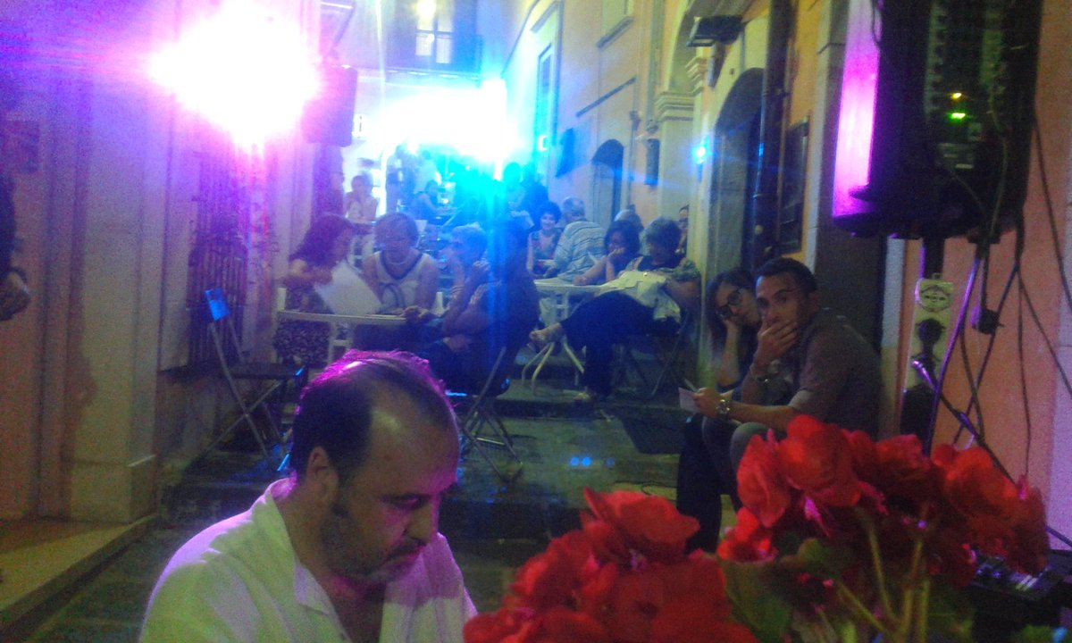 EvaBonitatibus's tweet photo. La #nottebiancalibro noi di #goccedautore #Potenza l'abbiamo celebrata così. Se una notte d'estate un viaggiatore... https://t.co/Woc7hNct7P