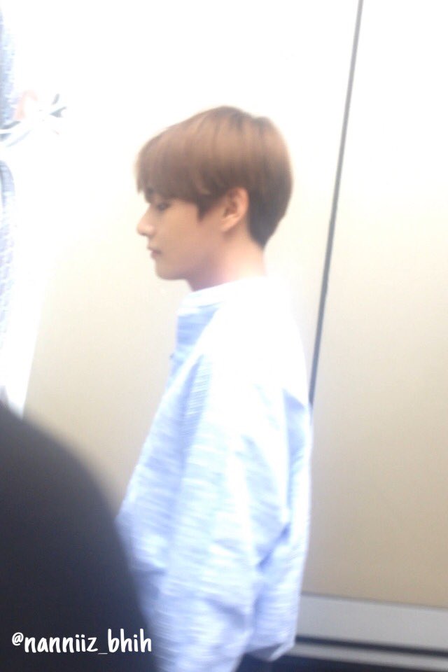 lovewith_v's tweet photo. [FANTAKEN] 160805 Taehyung @ Morning News TV3, BKK #V #뷔 #태형 #태태 #방탄소년단 #EpilogueinBKK
© nanniiz_bhih https://t.co/i4opYBRRXy