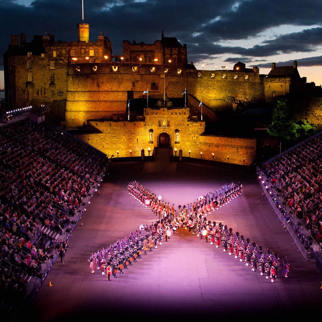 MiCoLetsEdin's tweet photo. #Edinburgh Military Tattoo begins #edinburghcastle #myedinburgh #tattoo #edinburghtattoo #military #raf #army #navy https://t.co/pdOtu0XToC
