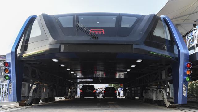 htTweets's tweet photo. China's new straddle bus is here to save the world from air pollution! PICTURES:  https://t.co/l6wu4CYJ1Y https://t.co/r7VMT311AT