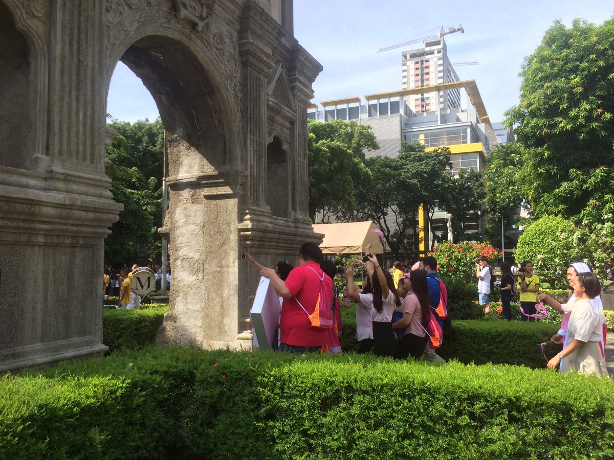 ustcmsc's tweet photo. Nakapasok na kami sa Arch of the Centuries! Yehey! Tomasino na kami! #TWW2016 #USTFreshmen2016 #USTMusic https://t.co/5OEyqAk2di
