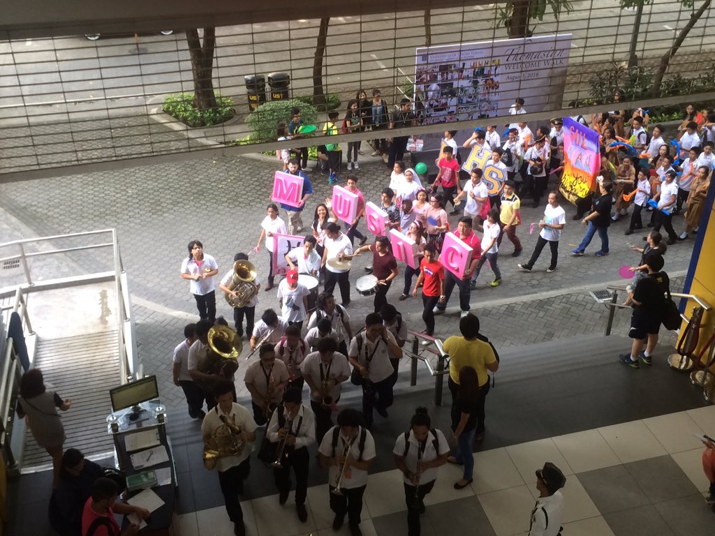 ustcmsc's tweet photo. Nandito na kami sa QPAV Arena! Yehey! #TWW2016 #USTFreshmenWeek2016 #USTMusic https://t.co/nGEx4Ztf10