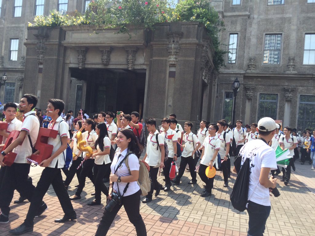 USTCODEC's tweet photo. IICS on their way to the Arch of the Centuries. #TWW2016 #USTFreshmenWalk2016 #ThomasianWelcomeWalk2016 https://t.co/vUQJKVOA6u