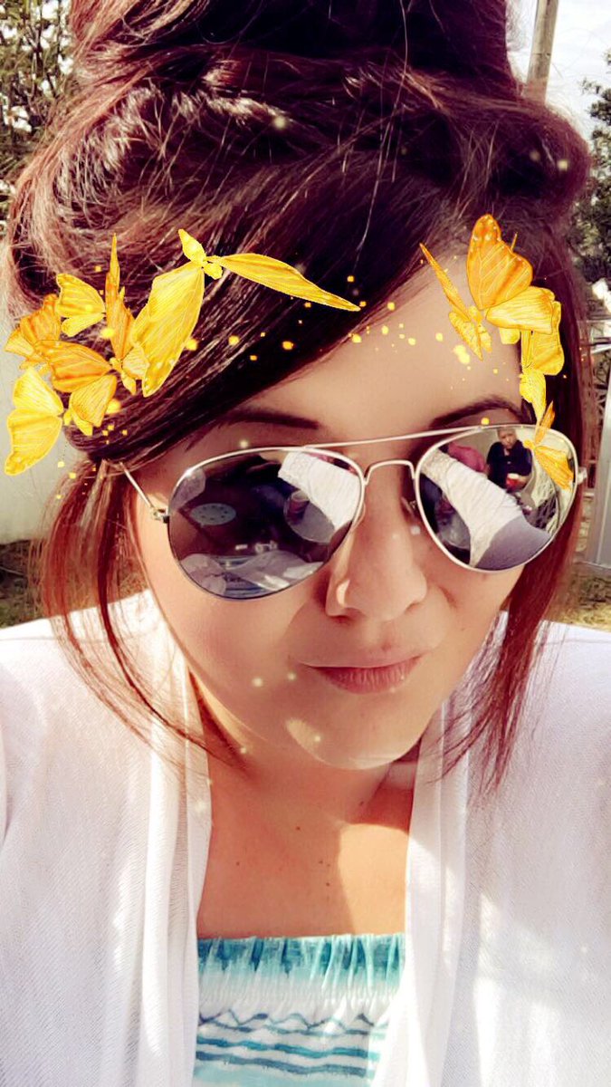 Chelsseeaaa69's tweet photo. Suns out ☀️🍷 https://t.co/CF678yuCTg
