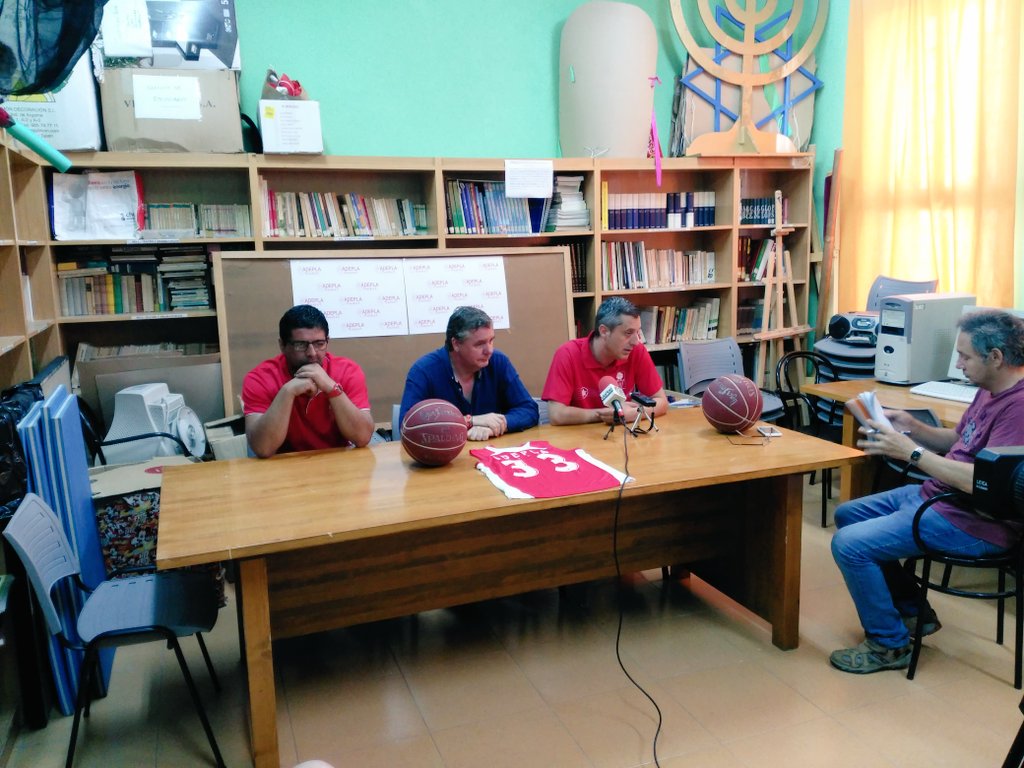 AdeplaBasket's tweet photo. Rueda de prenda para presentar a Jesús Porras como nuevo entrenador del equipo de Primera Nacional. Bienvenido!!! https://t.co/Q0tYfecz9U