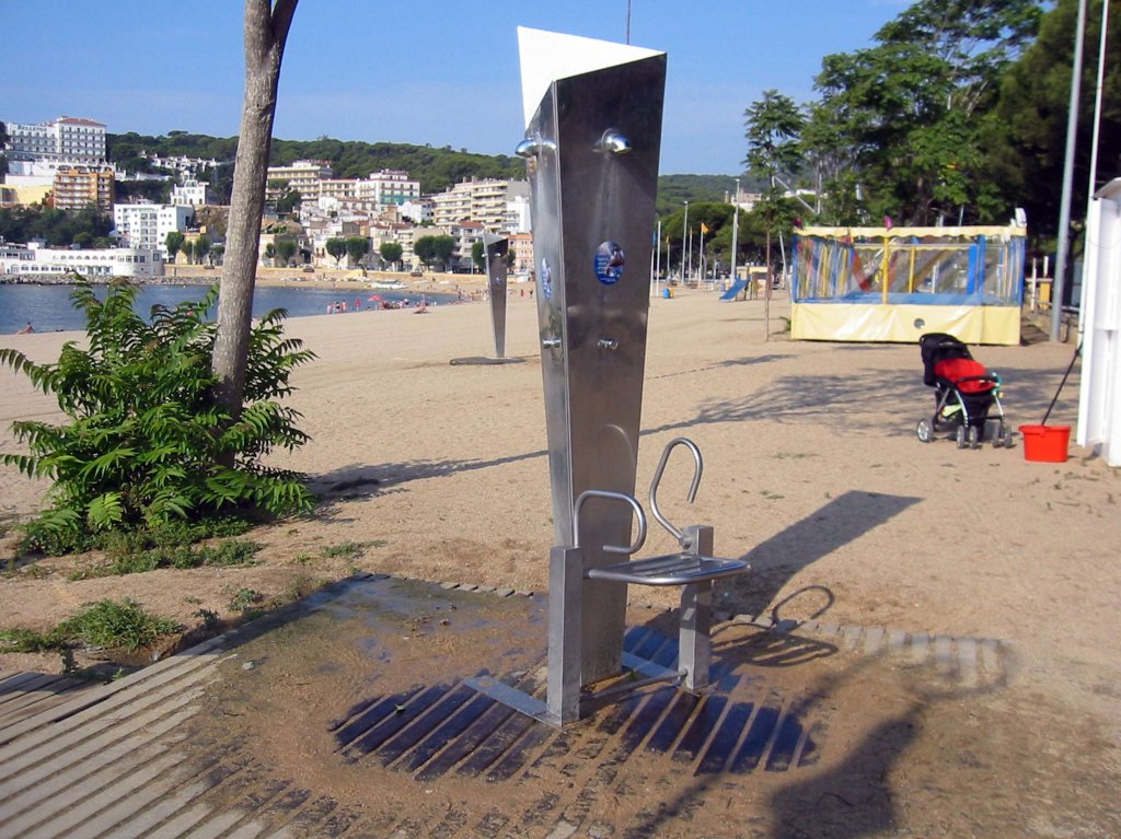 Aguasvira's tweet photo. Vas a la #playa? no debes #derrochar el agua de las duchas. El #agua es un recurso de primera necesidad. #FelizFinde https://t.co/T1Gxtdhd4L