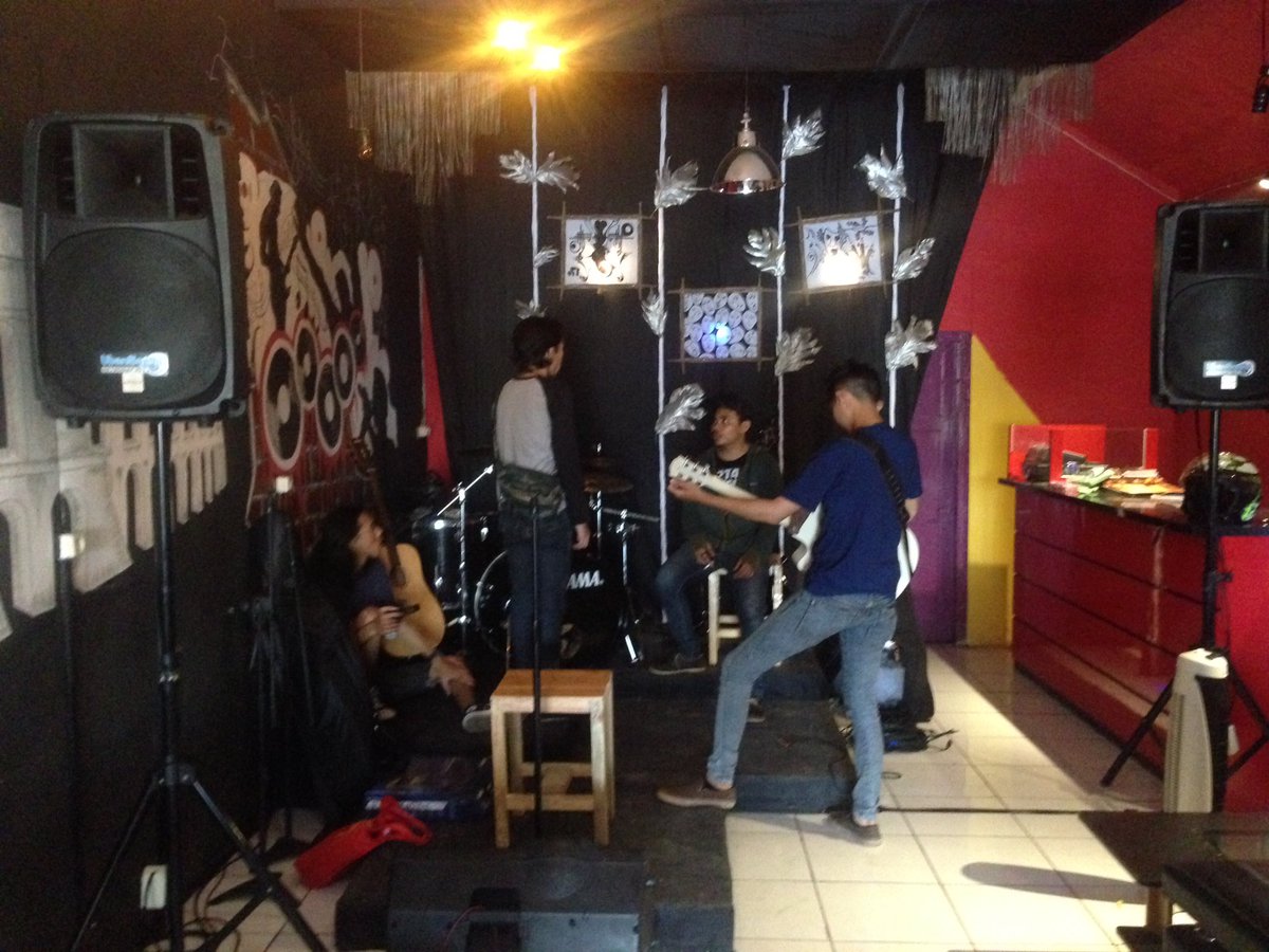 OFFTHERINGS's tweet photo. Soundcheck NAFA cafe Purwakarta for tonight yeaaahh !!! https://t.co/jwZ1zKwMca