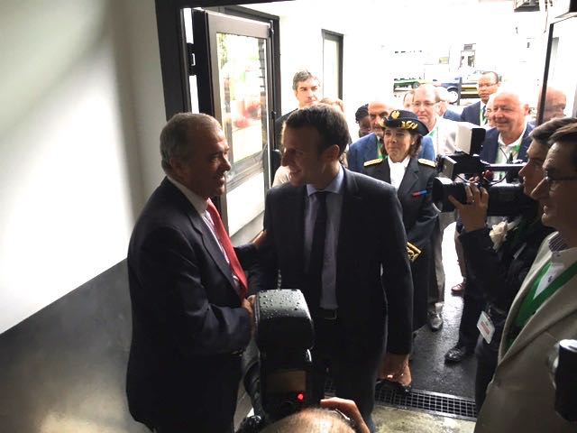 Medialot46's tweet photo. Biars-sur-Cère : Emmanuel Macron en campagne, le PDG d’Andros en marche  https://t.co/o61vNVI24q https://t.co/6qSsno1e2q