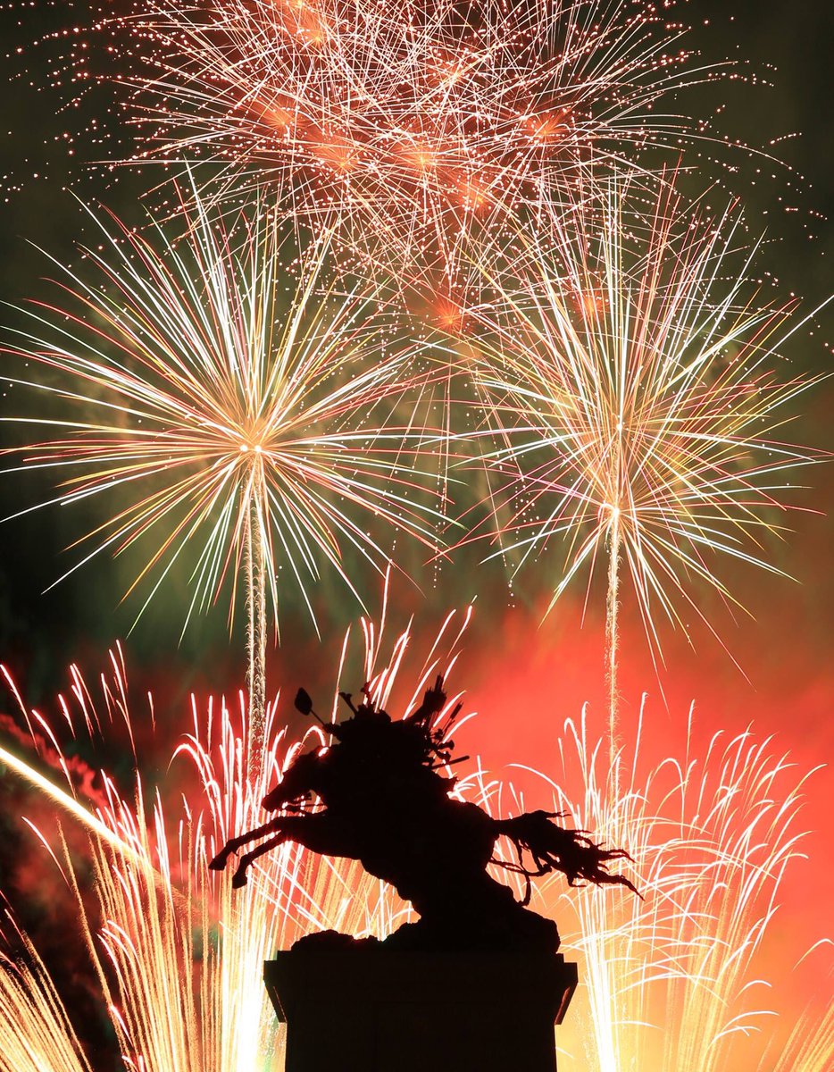 わたなべれーな 遠くで花火の音が聞こえる なう 明日は我が地元菊池市の夏祭り 幼き頃から毎年楽しみにしてたお祭りでまさか歌える日が来るなんて いか焼きを頬張ってた中学生の頃の私に言いたい 花火の直前 00頃から騎馬像前で歌います 聴いてほしい