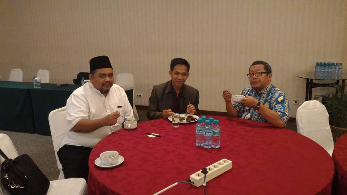 kogtikk's tweet photo. Malam ini Dewan pembina @kogtikk sekaligus pakar IT pak @onnowpurbo Alhamdullilah hadir dalam rapat. #savetik https://t.co/9xqqhWK59c