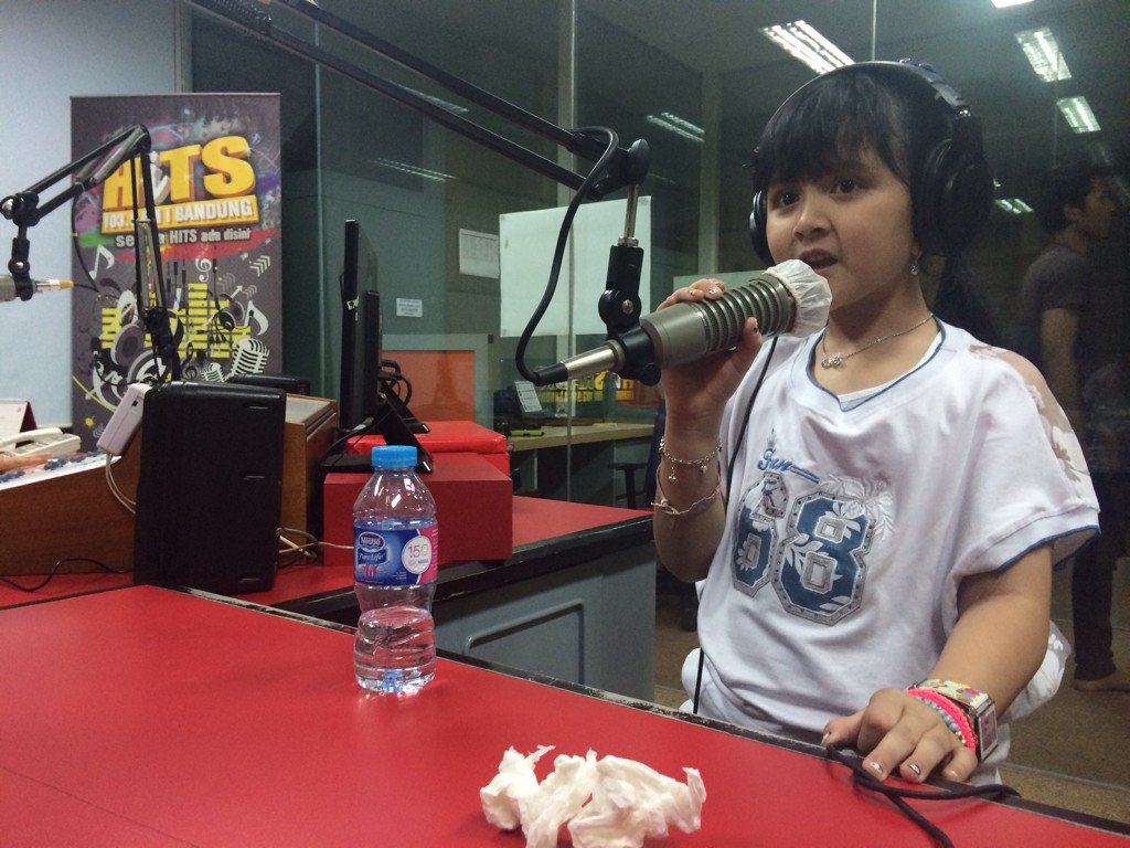 #Np <a href="/official_thania/">Nathania Widjaja</a> live menyanyikan lagu Dancing Go Go Go @Hitsradiobdg 🎤😘👍