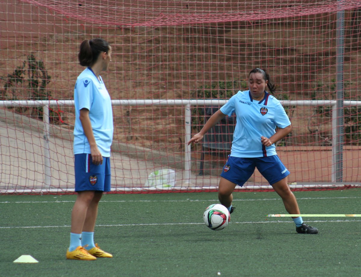 voroortiz's tweet photo. Y todo sin olvidar el balón, parte importante de los entrenamientos. @LUDFemenino #Pretemporada #InsideLUD #LUDLive https://t.co/syka251npw