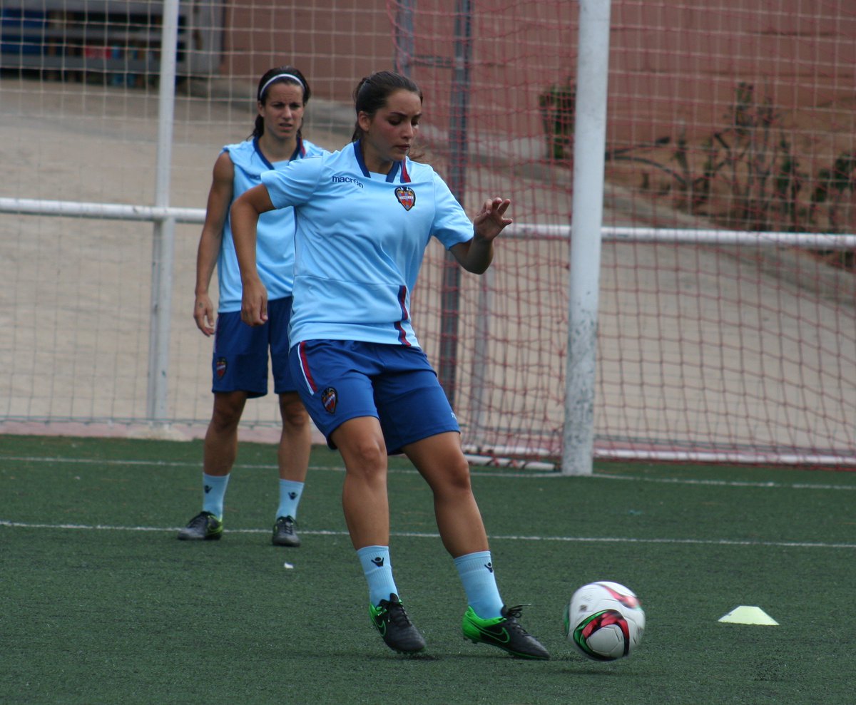 voroortiz's tweet photo. Y todo sin olvidar el balón, parte importante de los entrenamientos. @LUDFemenino #Pretemporada #InsideLUD #LUDLive https://t.co/syka251npw