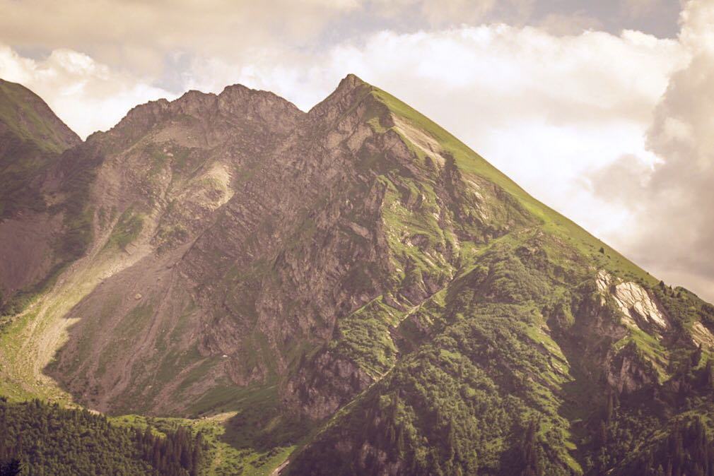 vktr_andersson's tweet photo. I just can help myself around these amazing landscapes. 🙈 #morzine2016 #photography #landscape #50mm #canon #canonc… https://t.co/vGDyVgjtHN