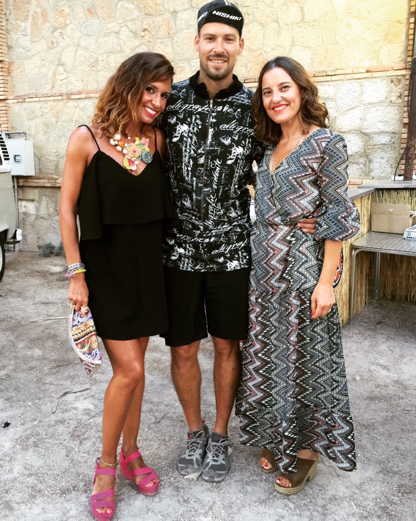EvaGallen's tweet photo. Ayer en @UrbanStoreVLC con #Olfobosé disfrutando de su música y con #Begoñacampos #evagallen #laboss #mtv https://t.co/xJUoHgo1CO