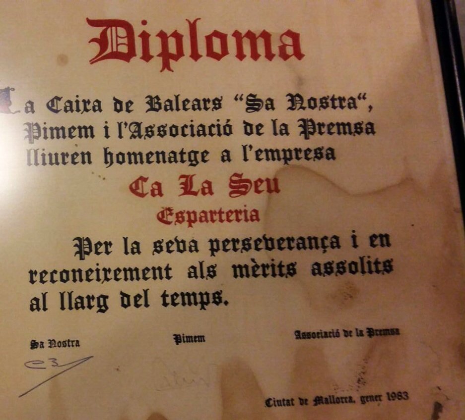 pimemdigital's tweet photo. Algo que nos enorgullece,de 1983 y con firma del primer presidente d #PIMEM Demetrio Peña #CaLaSeu #Comerç #Gerreria https://t.co/B0h7Ia0zYI