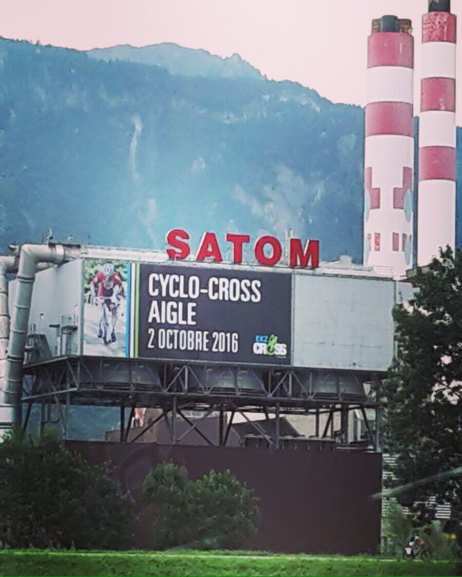 ekzcrosstour's tweet photo. BAMMM...! What a huge poster 4 a good promotion 4 the 2nd round of @ekzcrosstour #Aigle! Thanks SATOM! #cxiscoming https://t.co/KkvV4Fafs8