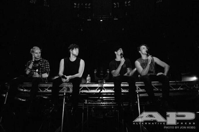 5SOSGermanyTeam's tweet photo. Behind the scenes of MSG in AP Magazine (1) 📷: @HOEG (via @FiveSOSHelping) /J #MTVHottest 5 seconds of summer https://t.co/RNiFlxZ23o