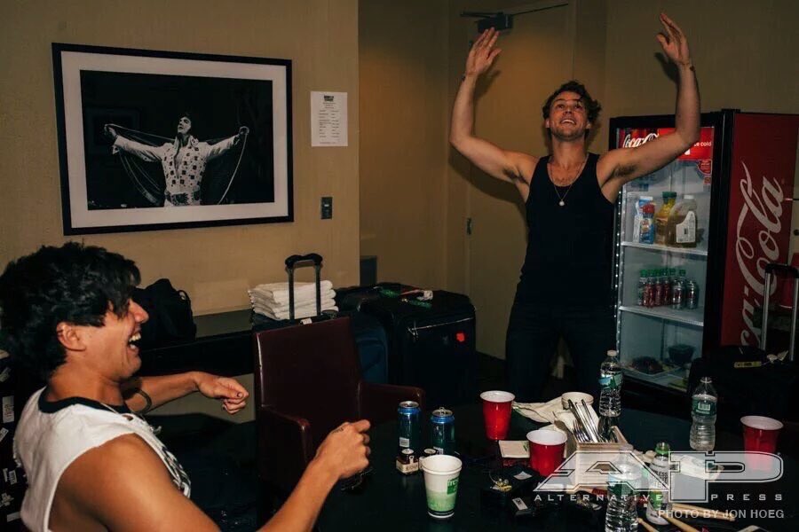 5SOSGermanyTeam's tweet photo. Behind the scenes of MSG in AP Magazine (1) 📷: @HOEG (via @FiveSOSHelping) /J #MTVHottest 5 seconds of summer https://t.co/RNiFlxZ23o