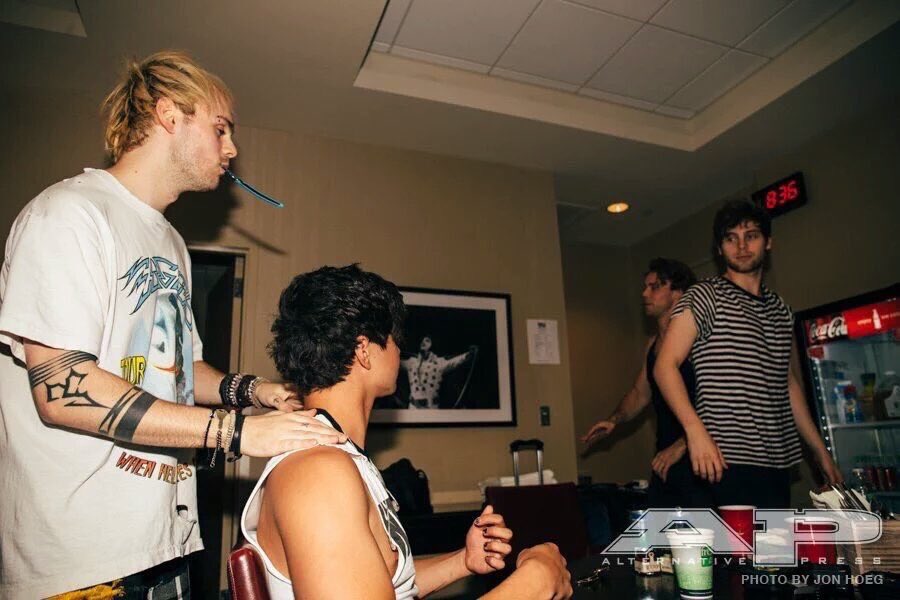 5SOSGermanyTeam's tweet photo. Behind the scenes of MSG in AP Magazine (1) 📷: @HOEG (via @FiveSOSHelping) /J #MTVHottest 5 seconds of summer https://t.co/RNiFlxZ23o