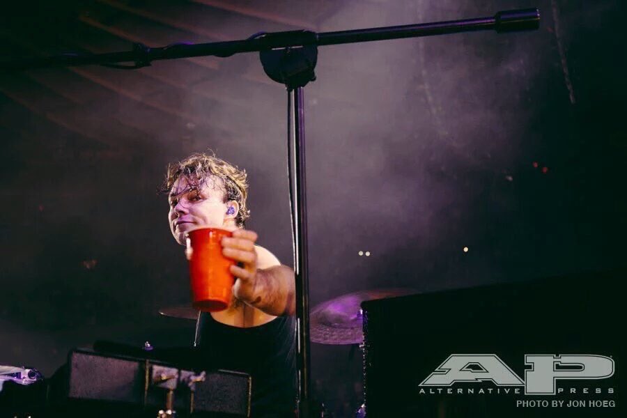 5SOSGermanyTeam's tweet photo. Behind the scenes of MSG in AP Magazine (1) 📷: @HOEG (via @FiveSOSHelping) /J #MTVHottest 5 seconds of summer https://t.co/RNiFlxZ23o