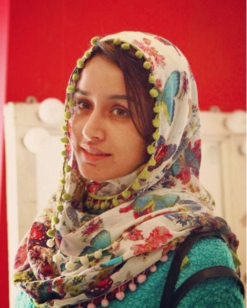 Bollywodhangout's tweet photo. SO INNOCENT! Isn't @ShraddhaKapoor looking like a doll in these pictures! #1WeekToRustom #OkJaanu #BollywoodHangout https://t.co/mqnRr4IVm6