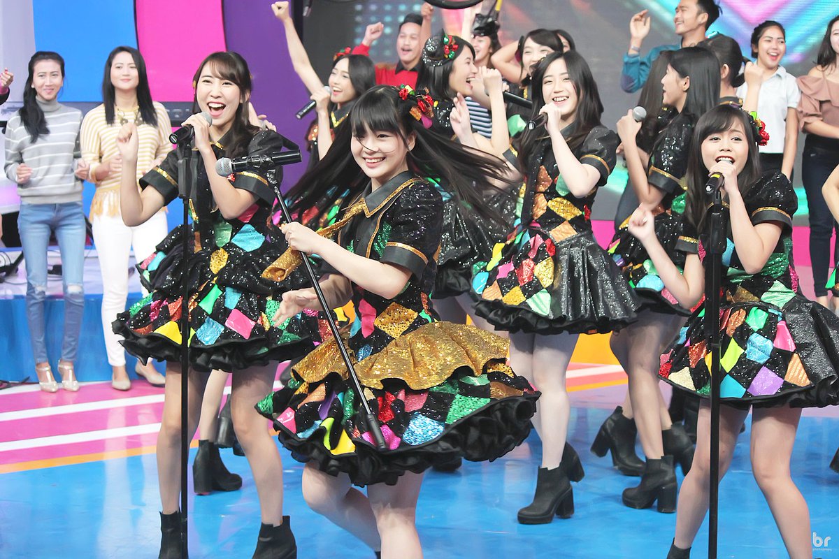 Fujisawaa's tweet photo. Mae Shika Mukane - JKT48 at Dahsyat RCTI (05.08.16) @RChikanoJKT48 @Cindvia_JKT48 @SinkaJ_JKT48 @Sisil_JKT48 https://t.co/KOoaLeiDtf